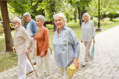 Anziani a passeggio Anziani a passeggio